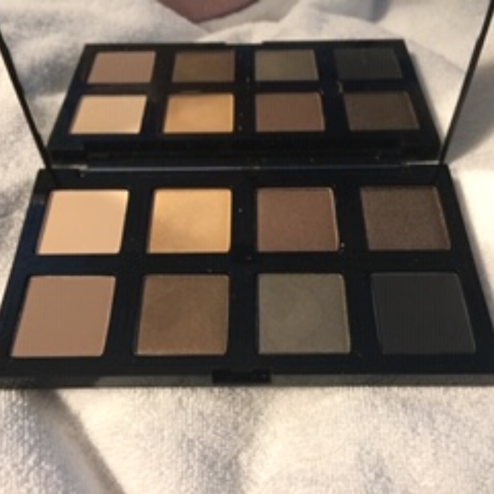 The Body Shop Down to Earth 8-color Eye Shadow Palette - Picture 2 of 5